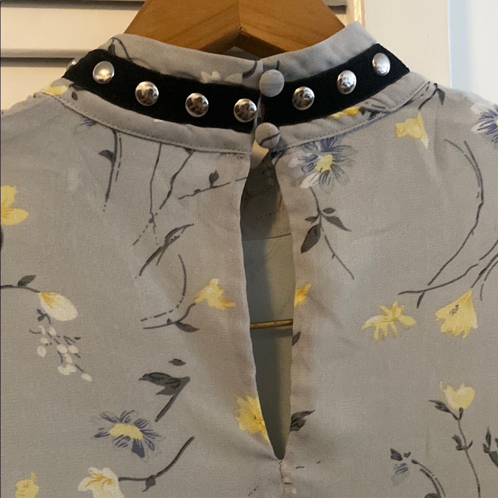 Floral Ruffle Gray Top - Picture 6 of 10